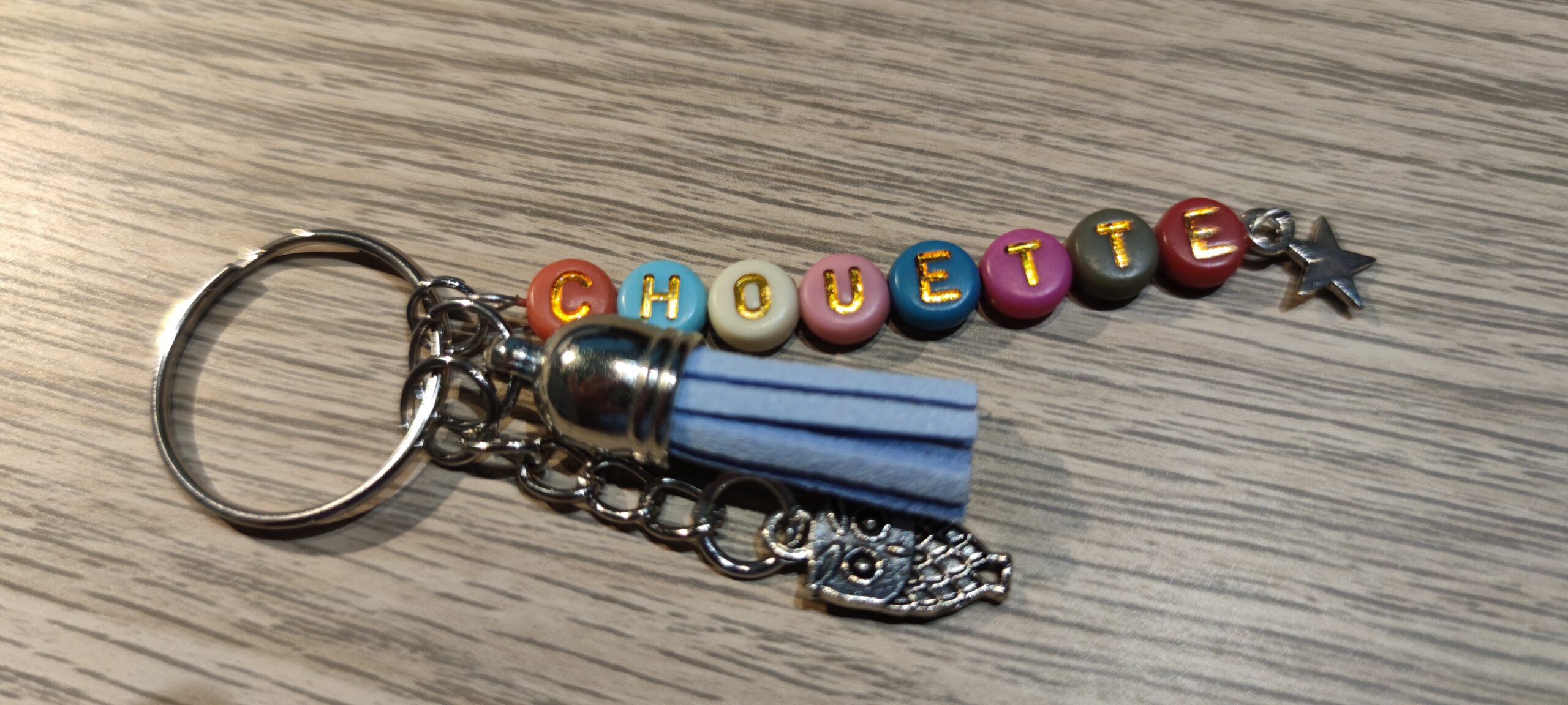 Porte-clé personnalisé lettres multicolores-dorées avec mousqueton – Image 3