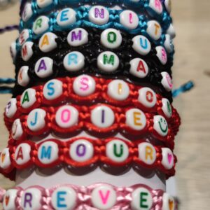 Bracelet tressé personnalisé lettres blanches/multicolores