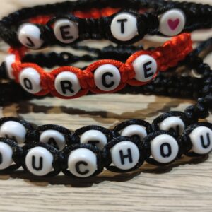 Bracelet tressé personnalisé lettres blanches/noires